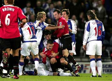 Ελαφρύ προβάδισμα για την Μάντσεστερ μετά το 1-1 με την Μπλάκμπερν στον ημιτελικό