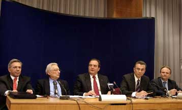 Δεν υπάρχει μυστική διπλωματία για το όνομα της ΠΓΔΜ, διαβεβαιώνει η κυβέρνηση