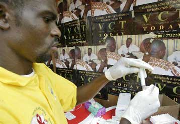 Προσιτά φάρμακα για το AIDS στον αναπτυσσόμενο κόσμο με πρωτοβουλία Κλίντον