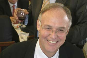 Επαφές Δούκα στο Λονδίνο για το νέο σχήμα της Ολυμπιακής