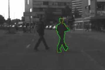 Έξυπνο αυτοκίνητο προσέχει τους αφηρημένους πεζούς