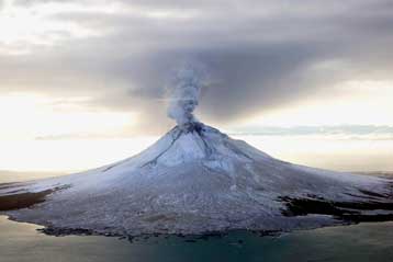Ηφαίστειο στην Αλάσκα βρυχάται με σύννεφο τέφρας