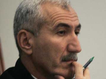 Παραιτείται ο πρόεδρος στη δίκη Σαντάμ υπό το βάρος πολιτικών πιέσεων