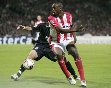 Ο Ολυμπιακός μεγάλος μόνο στην Ελλάδα λέει ο Τουρέ και φλερτάρει με Λιόν