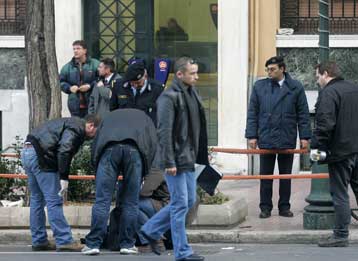 Στις «παρυφές» της τρομοκρατίας οι δράστες της ληστείας στην Αθήνα, εκτιμούν οι Αρχές