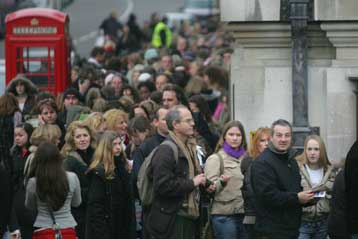 Χιλιάδες κορίτσια αψήφησαν το κρύο για ένα ρόλο στην επόμενη ταινία του Χάρι Πότερ