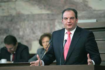 Παράθυρο για άρση της μονιμότητας στο στενό δημόσιο τομέα άνοιξε ο Κ.Καραμανλής