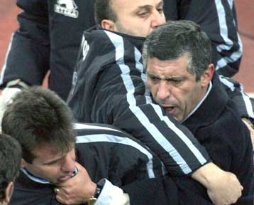 Οι φωτογραφίες δείχνουν τον Σάντος να μετέχει στο επεισόδιο, εκτιμά ο Παράσχος