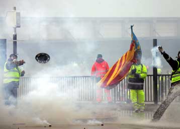 Στη σκιά αιματηρών επεισοδίων η συζήτηση στο Ευρωκοινοβούλιο για τις υπηρεσίες λιμένων