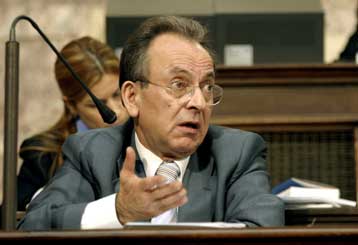 Διαμάχη στη Βούλη για την πρόταση περί λειτουργίας των καταστημάτων επτά Κυριακές