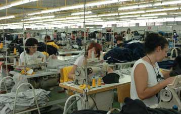 Σε φθίνουσα πορεία βασικοί κλάδοι της ελληνικής βιομηχανίας