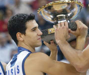 Η εθνική μπάσκετ να μην μιμηθεί την αντίστοιχη του ποδοσφαίρου, δηλώνει ο Νίκος Ζήσης