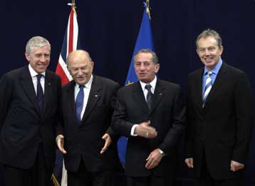 Συνάντηση με Μ.Ταλάτ, αλλά όχι με Τ.Παπαδόπουλο για τον Βρετανό ΥΠΕΞ