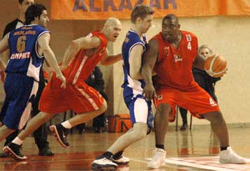 Βήμα προς την τετράδα έκανε η Ολύμπια μετά το 90-64 επί της Μαδέιρα