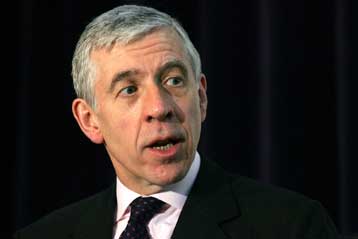 Στη σκιά της έντασης μεταξύ Λονδίνου και Λευκωσίας η επίσκεψη Στρο στην Αθήνα