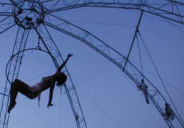 «Αγγελοι πέφτουν από τον Ουρανό» στην πλατεία Γεωργίου της Πάτρας