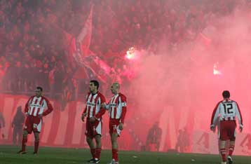 Μία αγωνιστική κεκλεισμένων των θυρών σε Ολυμπιακό και ΠΑΟΚ, επίπληξη στον Σάντος