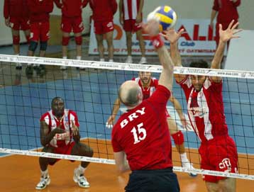 Ήττα σοκ για την ομάδα βόλεϊ του Ολυμπιακού από τον ουραγό Πανερυθραϊκό