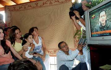 Πολιτικό άσυλο από τον Τσάβες ζητούν 12 Κολομβιανοί βουλευτές-όμηροι των FARC