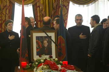 Οι Αλβανοί του Κοσόβου θρηνούν τον ηγέτη τους, Ιμπραήμ Ρουγκόβα