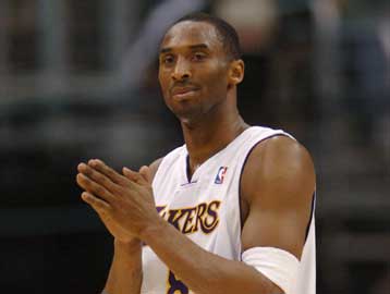 Νίκη των Λέικερς επί των Ράπτορς με 81 (!) πόντους από τον Κόμπι Μπράιαντ