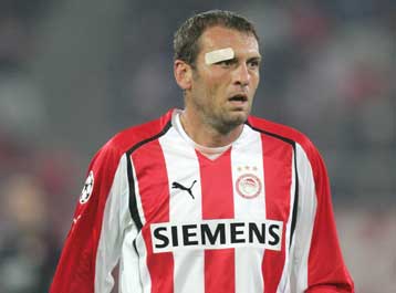 Ο Ολυμπιακός δεν ξεχνά τους παίκτες του όπως ο Παναθηναϊκός, λέει ο Ανατολάκης