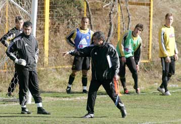 Τον… γρίφο της δεξιάς πτέρυγας προσπαθεί να λύσει ο Φερνάντο Σάντος