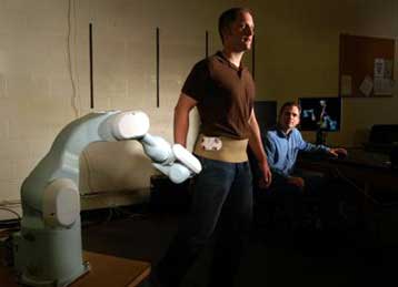 Ρομποτικός ορθοπεδικός εξετάζει ασθενείς εν κινήσει