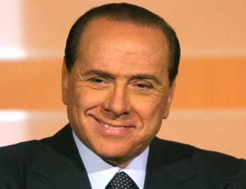 Ο Μπερλουσκόνι απειλεί να μεταθέσει για το Μάιο τις εκλογές στην Ιταλία