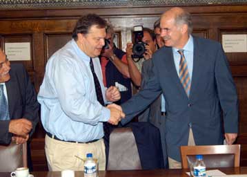 Αμοιβαίες εξηγήσεις έδωσαν Παπανδρέου-Βενιζέλος σε συνάντησή τους