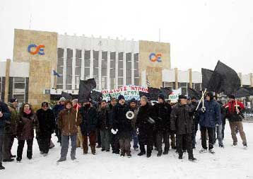 Πορεία στους χιονισμένους δρόμους της Θεσσαλονίκης των εργαζομένων στα Λιπάσματα