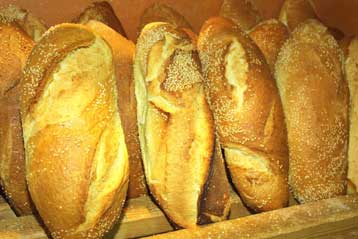 Συμμορφώνεται η «Καραμολέγκος» στις υποδείξεις του ΕΦΕΤ για το holy bread