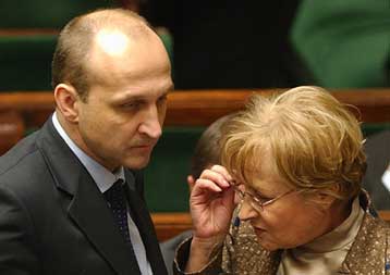 Απομακρύνεται προσωρινά το ενδεχόμενο πρόωρων εκλογών στην Πολωνία