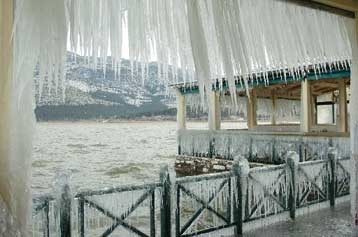 Σε λευκό κλοιό παραμένει ολόκληρη η χώρα – Προσοχή στον παγετό