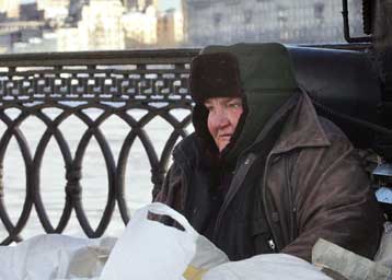 Σχέδιο «Αθηνά Εστία» για τους αστέγους, επικοινωνία στον αριθμό 195