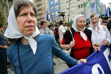 Τελευταία πορεία στους δρόμους του Μπουένος Αϊρες για τις μητέρες των εξαφανισμένων