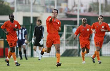 Στα χέρια πιάστηκαν Βούγιοβιτς, Γκουστάβο με τη συμπαράσταση των Σάλες, Ομπράντοβιτς