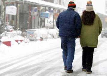 Ανεβαίνει η θερμοκρασία, υποχωρεί η κακοκαιρία – «Παγίδες» πάγου στους δρόμους