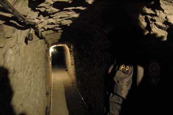 Τεράστια σήραγγα για μεταφορά ναρκωτικών στα σύνορα ΗΠΑ-Μεξικού