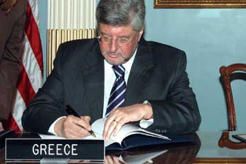 Επαφές του Έλληνα πρεσβευτή στην Ουάσινγκτον για το κυπριακό