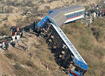 Τρεις νεκροί και 40 τραυματίες σε σιδηροδρομικό δυστύχημα στο Πακιστάν