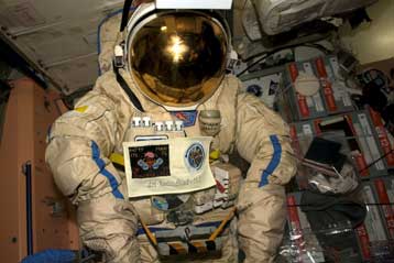 Φθαρμένο διαστημικό σκάφανδρο ετοιμάζεται να μιλήσει από τροχιά