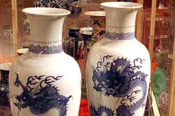 Ανεκτίμητα κινεζικά βάζα έγιναν θρύψαλα από απρόσεκτο Βρετανό