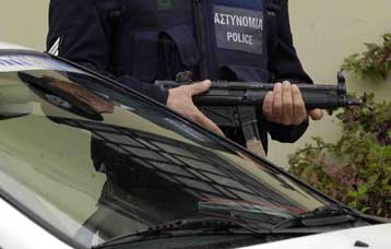 Κατηγορούμενος διέφυγε από ανακριτικό γραφείο και καταζητείται από την αστυνομία