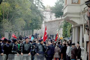 Υπογραφές εθνικιστών για την απομάκρυνση του Οικουμενικού Πατριάρχη