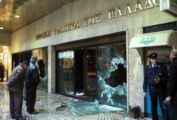 Μολότοφ σε υποκατάστημα της Εθνικής Τράπεζας στην Πανεπιστημίου