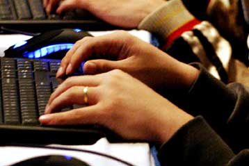 Συμφωνία στις ΗΠΑ θέτει όρια στα τέλη για τις διευθύνσεις .com