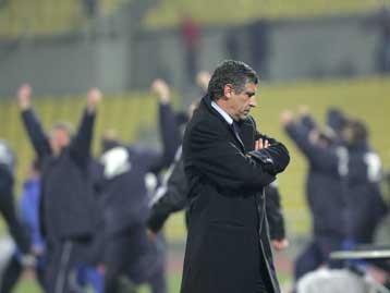 Δώρο στον Σάντος η αναβολή του αγώνα με τη Νίκη-Κίνδυνος ποινής στο ΟΑΚΑ