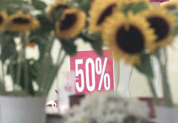 Παραπλανητικές εκπτώσεις σε πολυκαταστήματα του Πειραιά