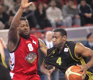 Ο Αρης 72-70 τον Πανιώνιο στον ελληνικό… εμφύλιο της φάσης των «16»